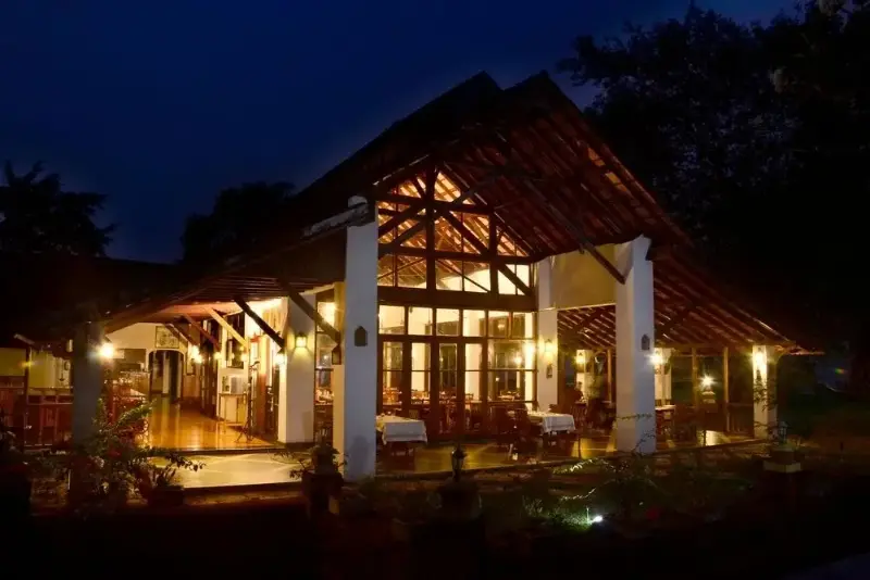 Punnamada Resort: Illuminated traditional pavilion at Punnamada Resort in Alappuzha